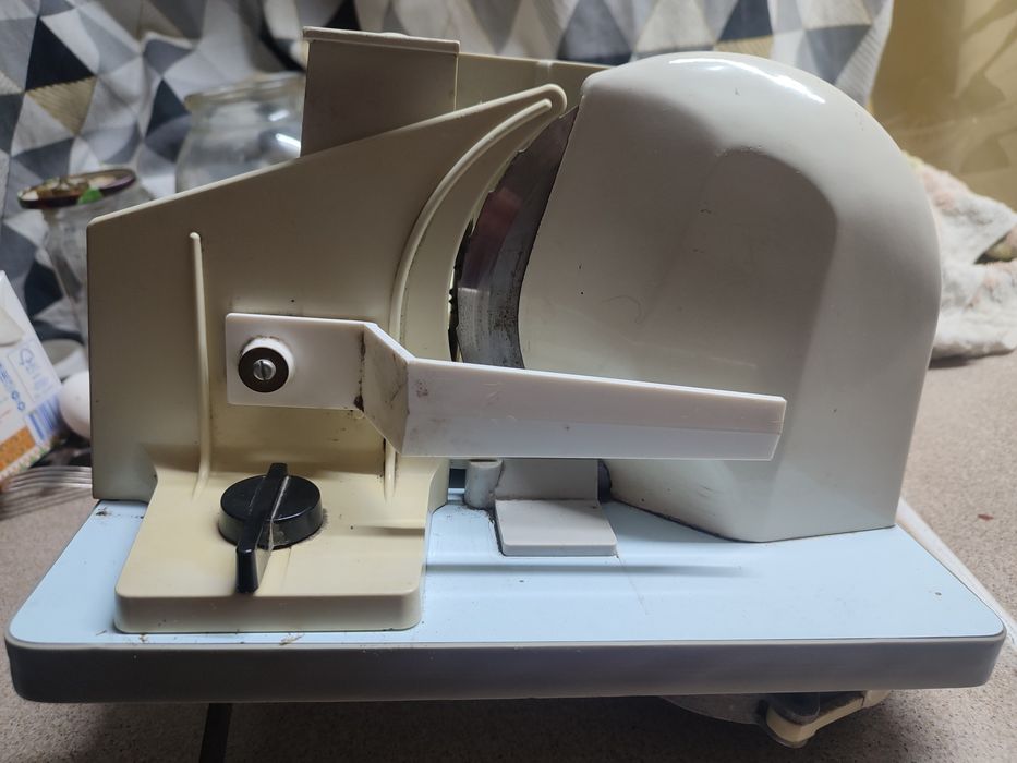 Хлеборезка и колбасы и овощей