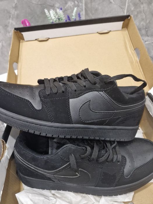 Продам мужские кроссовки