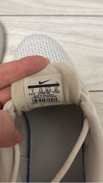 Adidasi Nike albi