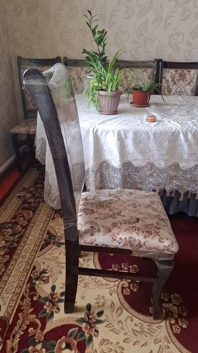 Стол орындығымен сатылады