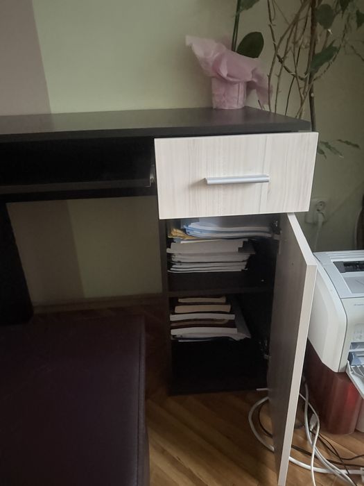 Бюро, кожен стол и сгъваема кожена табуретка