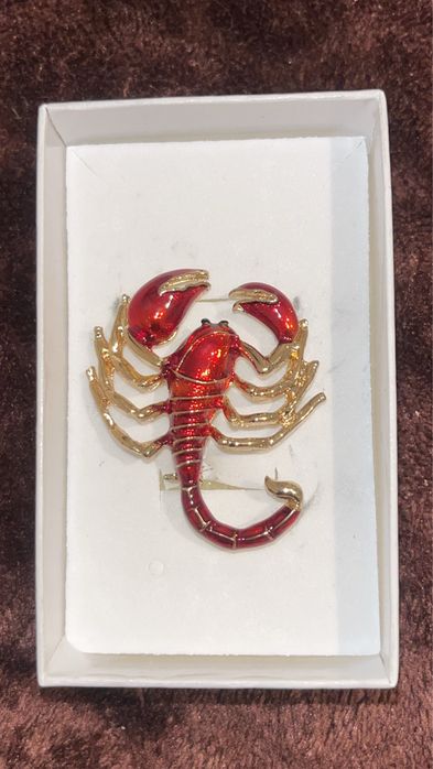 Брошка на скорпион