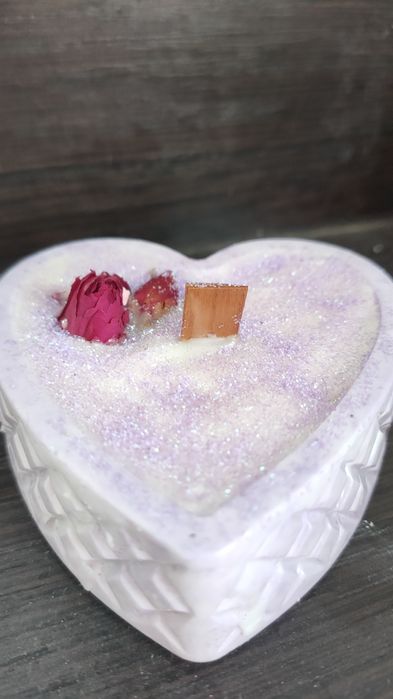Свеча с ароматом розы в виде сердца