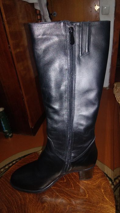 Продам кожанные женские сапоги