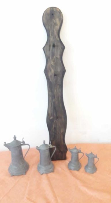 Set de patru pahare carafe cu capac pe suport de lemn