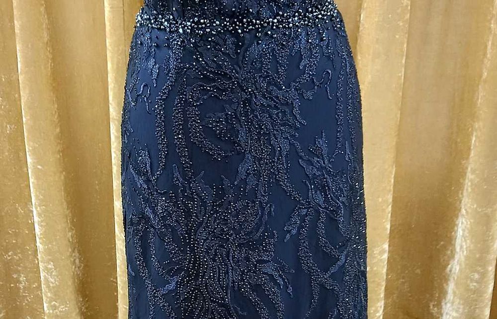 Елегантна дизайнерска вечерна рокля в тъмно синьо