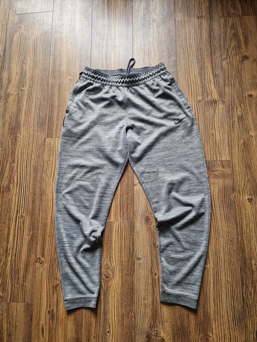 Страхотно мъжко спортно долнище NIKE  размер M ,  без забележки