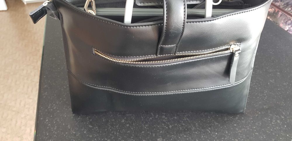 Продавам чанта от естествена кожа за лаптоп 13"