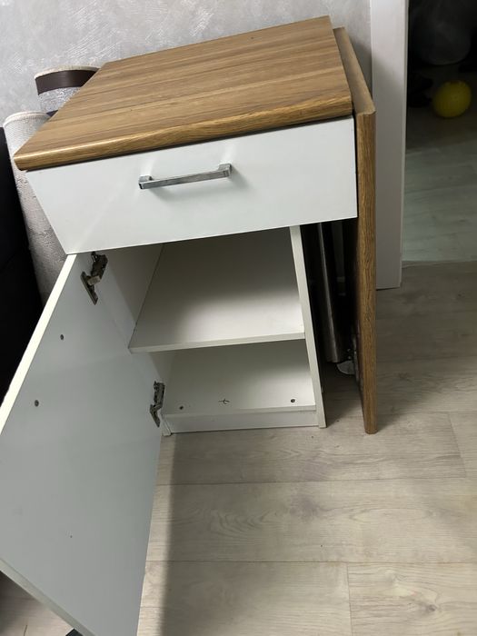 Продам кухонный стол 12000т.