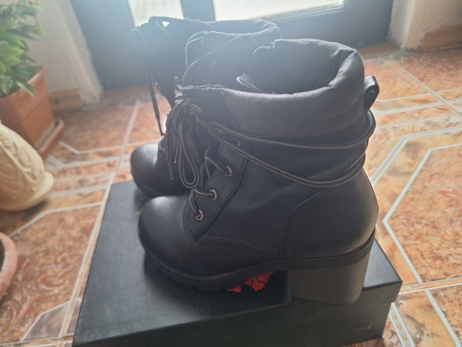 Vand ghete noi marimea 36