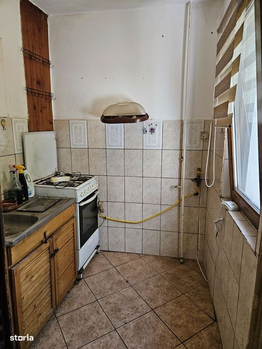 Se vinde imobil cu 3 camere, cu balcon, liber.