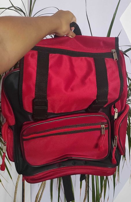 Ghiozdan nou, foarte încăpător!