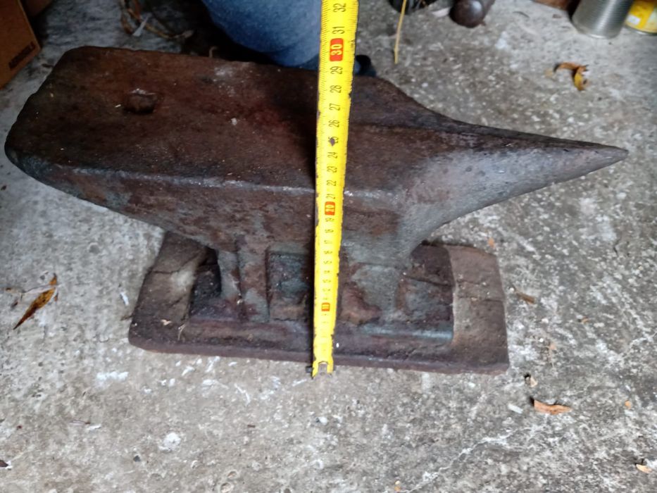 Vând banc de lucru,menghina,ghilotina,nicovala,chei,filiere apa, gaz