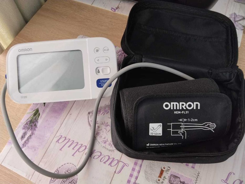Апарат за измерване на кръвно налягане OMRON M6 Comfort