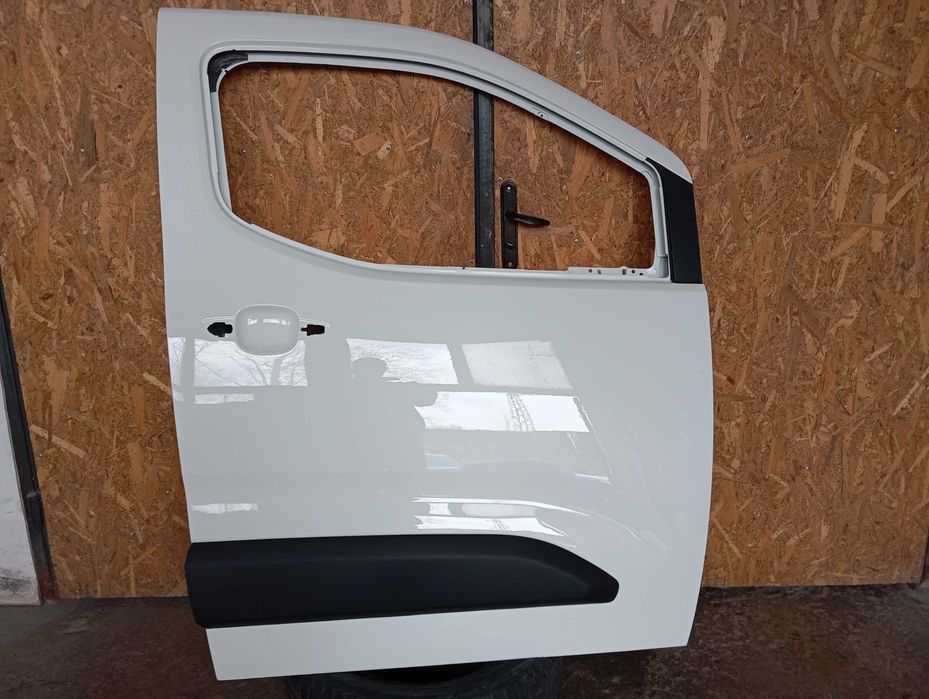 Врата предна дясна за Ситроен Берлинго от 2019год. Цена 1100лв