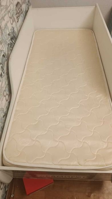 Детская кровать машина