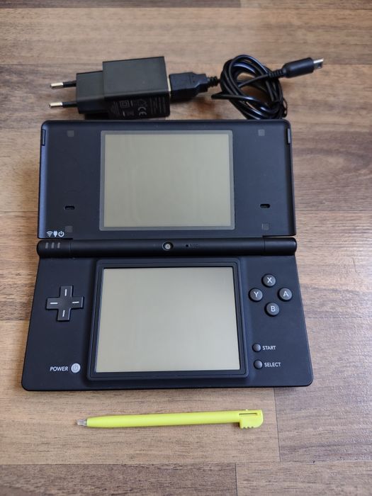 Jucarie Nintendo Dsi modat perfect functional.
100 jocuri(mario,zelda,
