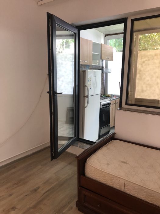 Vand garsiniera la parter cu balcon 27500€ navodari