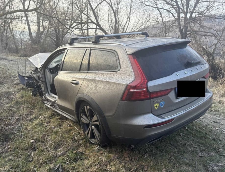 Volvo V60 cross country  2019 20d 4x4 avariat lovit