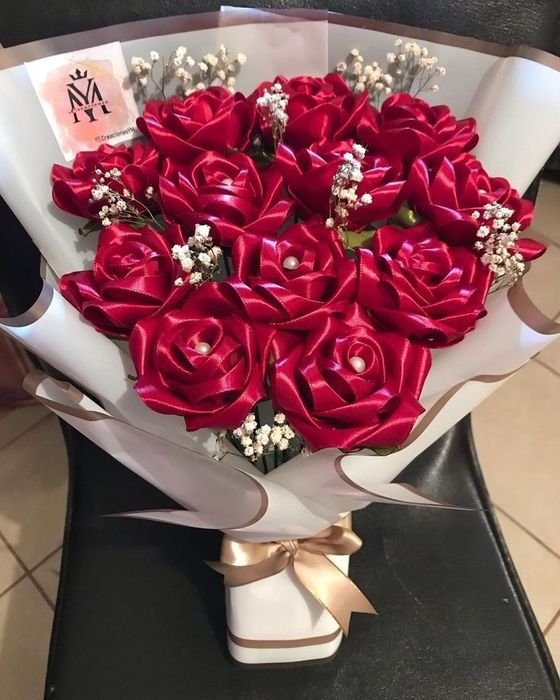 Букет роз из атласный лент