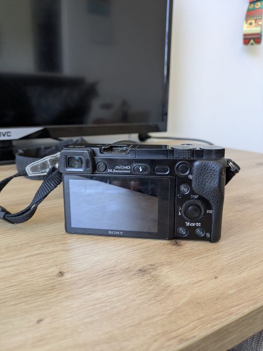 Sony A6000 + 16-50мм обектив - Перфектна Камера за Социални Медии