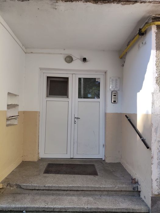 Vand ap. 3 camere (46;mp),  Satu Mare, înl Micro 14 , aleea Timișului 4 (bloc 27), la etajul 1. Apartamentul necesită renovare. Preț 45000 negociabil