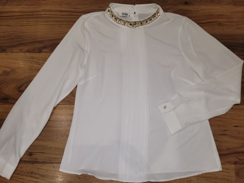 Бяла риза със златно колие