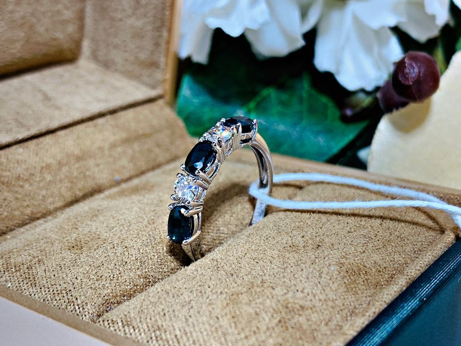 Нежное золотое кольцо с бриллиантами и натуральными камнями – Сапфир