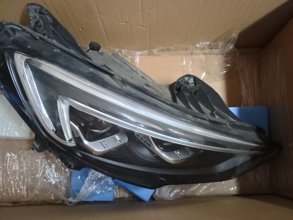 Far dreapta insignia B