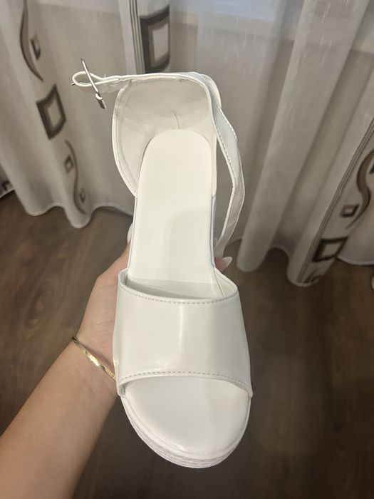 Дамски сандали чисто нови