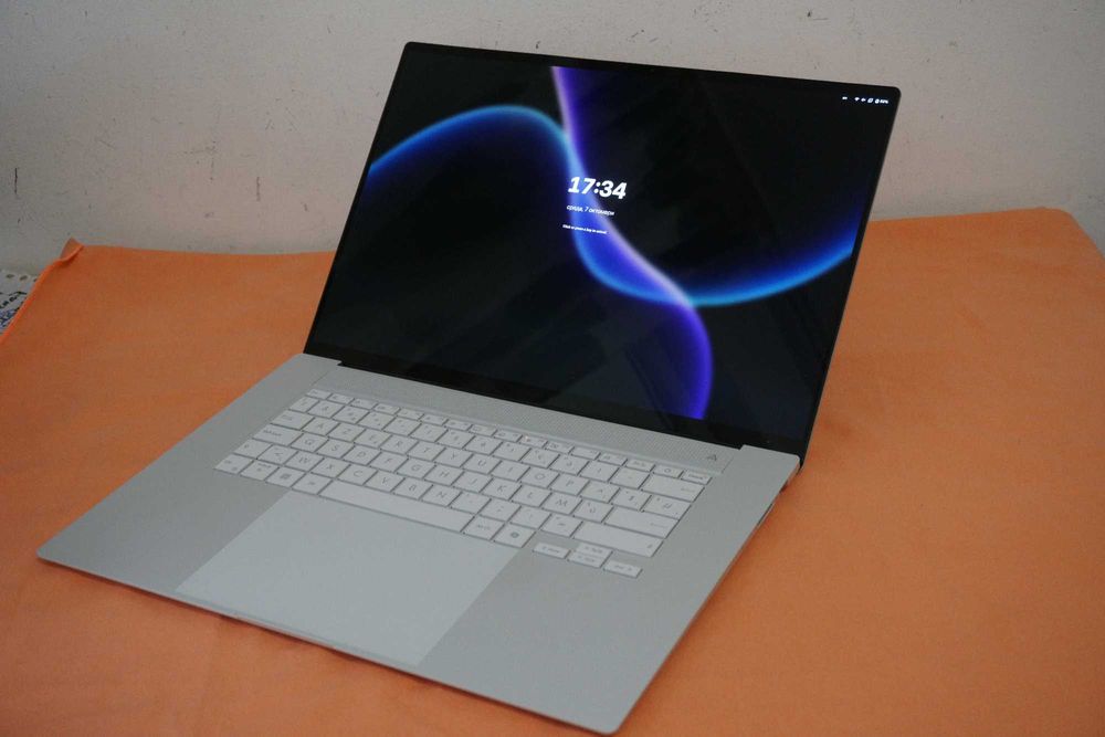 Лаптоп ASUS Zenbook S 16 2024 - 2.8K OLED, Ryzen AI 9 365, 24GB DDR5, 512GB NVMe вкл. ДДС