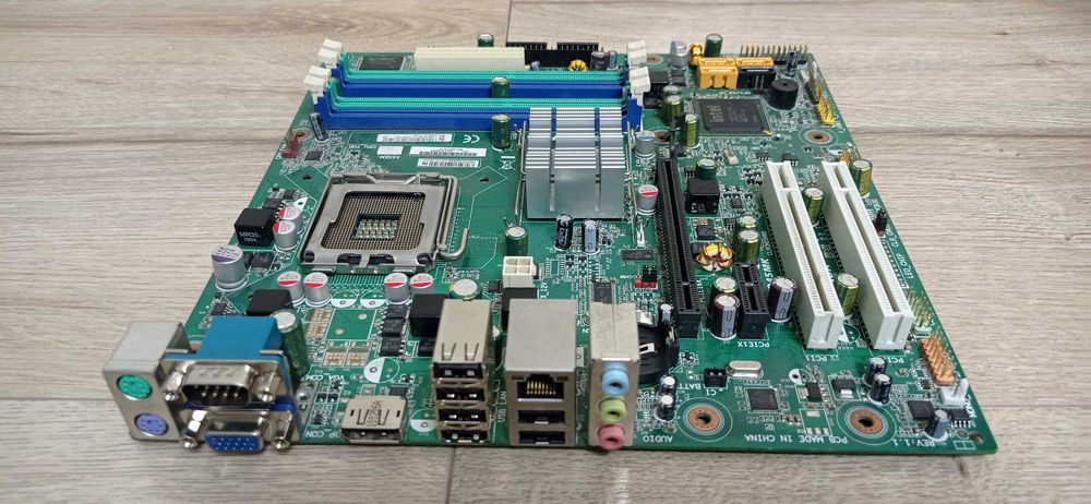 Plăci de bază defecte ( pentru  piese ) + Cutii pt. placi de baza