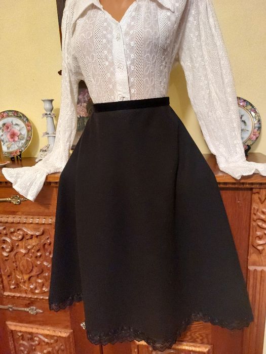 Fusta superba, noua, stofa 100% cașmir, bordata cu dantela