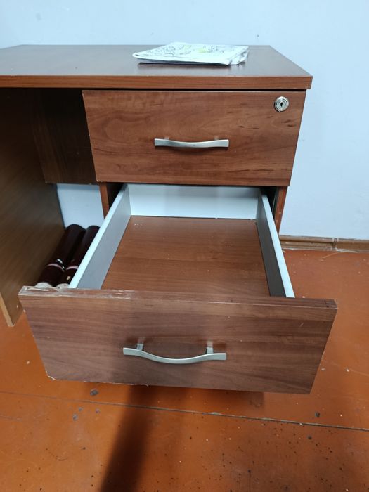 Офисный стол продается