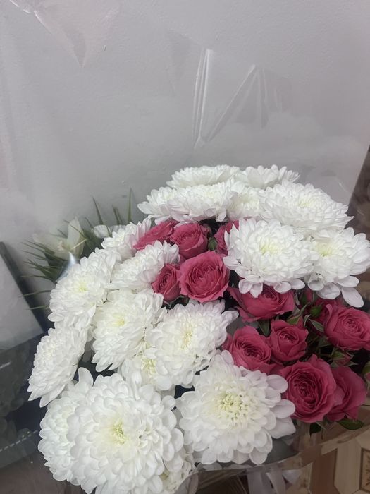 Свежие цветы, хризантемы с розами