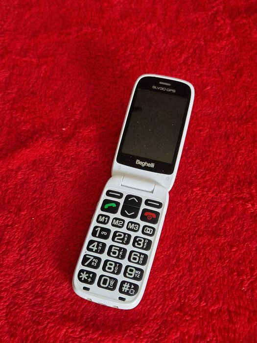 Telefon cu butoane mari și display generos