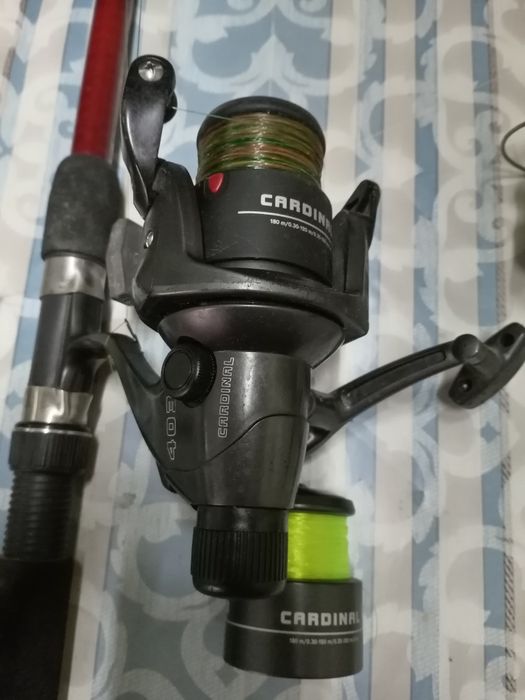 Trei lansete de pescuit cu mulinete aferente și tambur de rezerva.