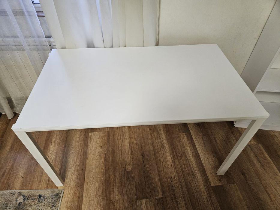 Бяло бюро и черен офис стол