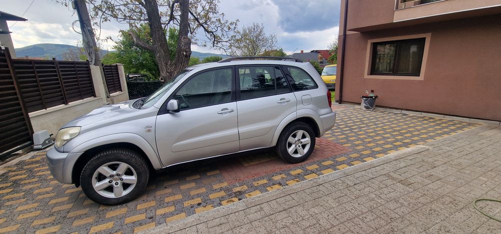 Продавам Toyota Rav 4