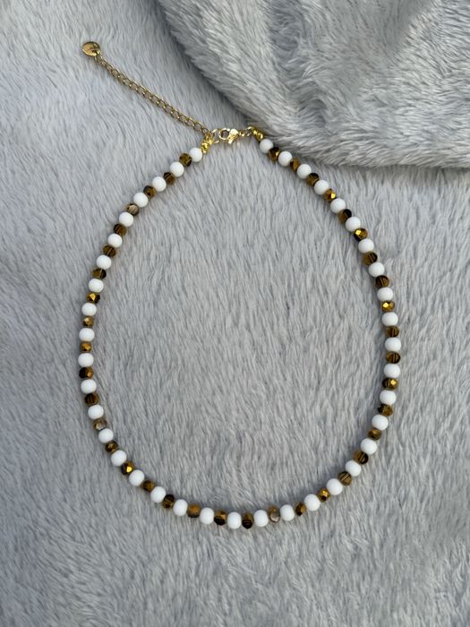 Ръчно изработени колиета от естествени камъни, перли и стомана