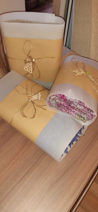 Ръчно плетени шалове в коледна крафт опаковка