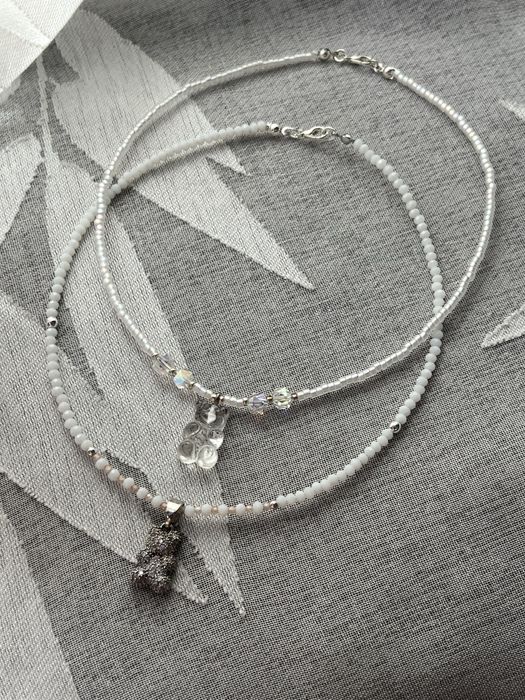 Чоукъри, колиета и гривни с мъниста и висулка мече