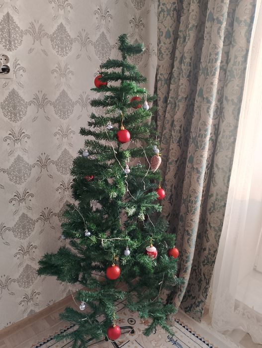 Продаётся ёлка без игрушек. В хорошем состоянии.
