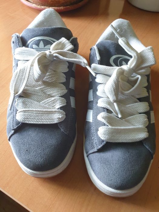 Продаются кроссовки.