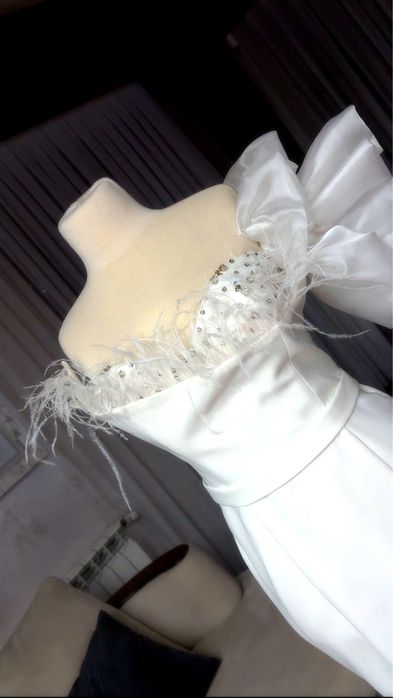 Луксозна елегантна рокля с пера и блясък