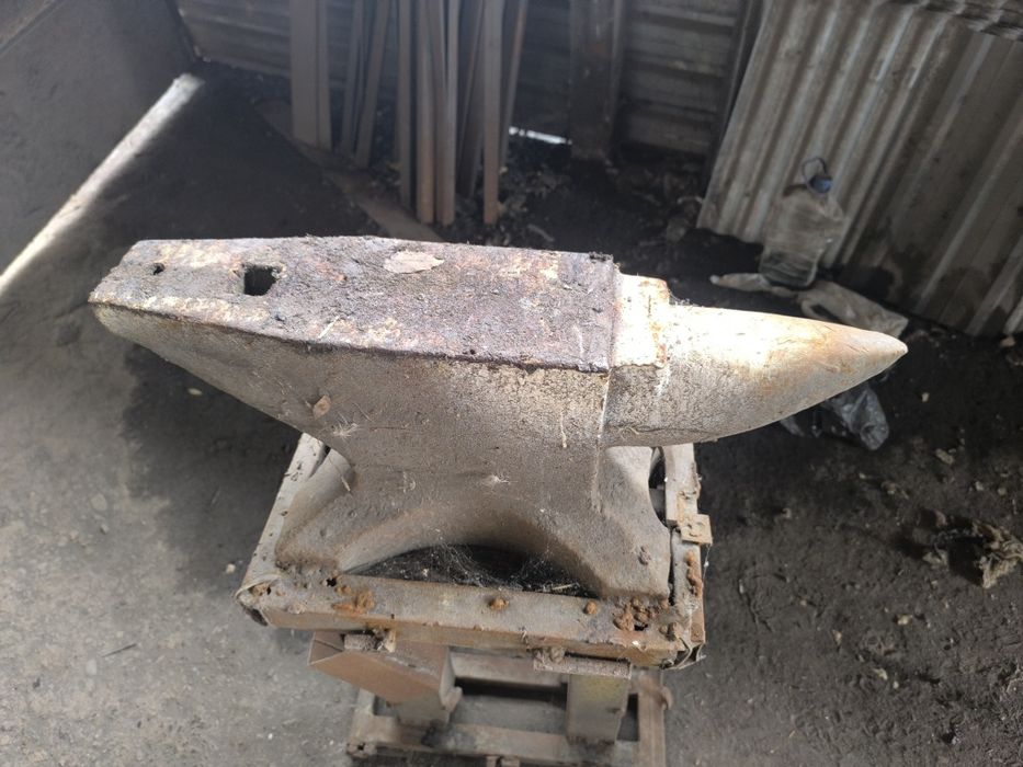 Баллоны углекислота, тиски, наковальня, пескоструй аппарат.