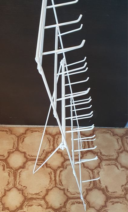 Стелажи за мартеници