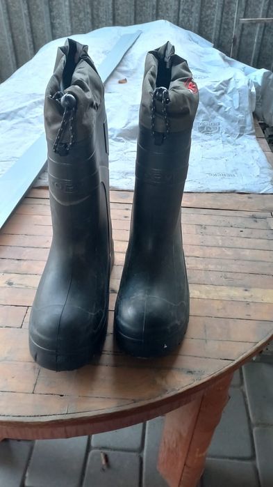 Продам б/у сапоги и инструмент