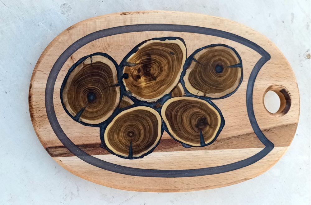 Дъска за мезета от дърво и епоксидна смола.