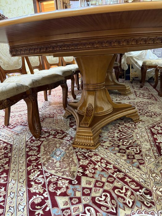 Стол и стулья для гостевой комнаты из Дубая (чистое дерево)